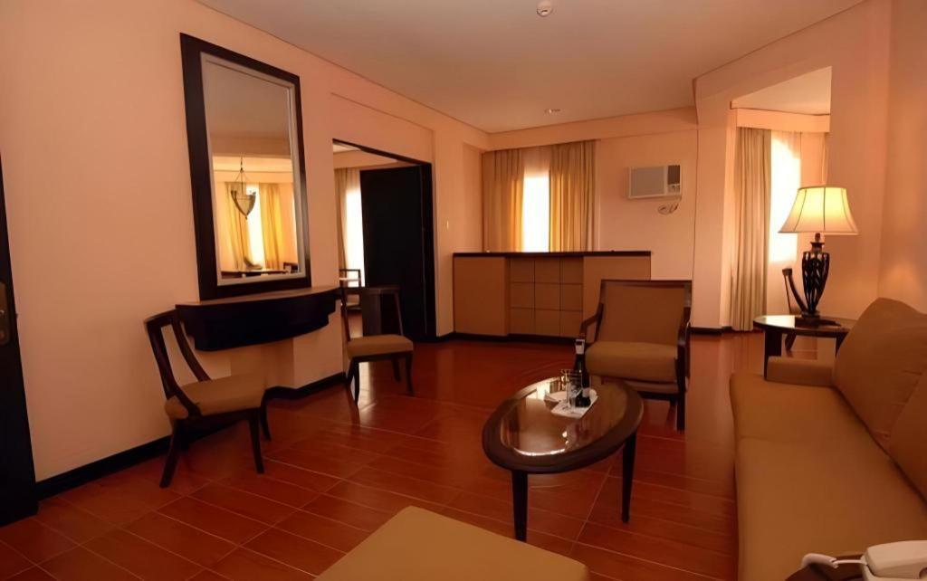 Planta Centro Bacolod Hotel & Residences Buitenkant foto