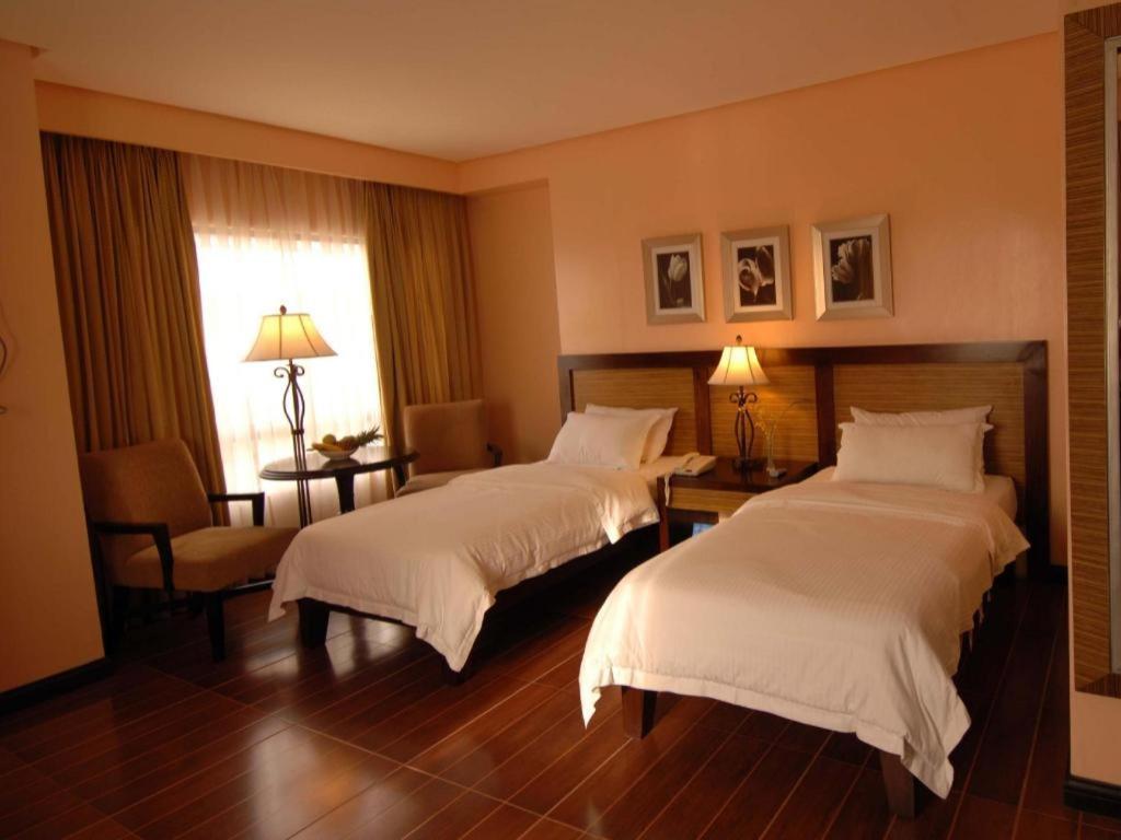Planta Centro Bacolod Hotel & Residences Buitenkant foto