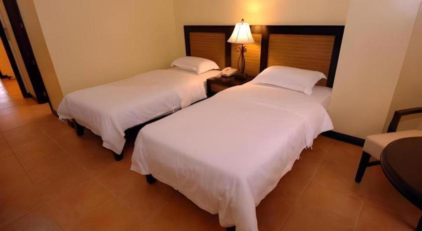 Planta Centro Bacolod Hotel & Residences Buitenkant foto