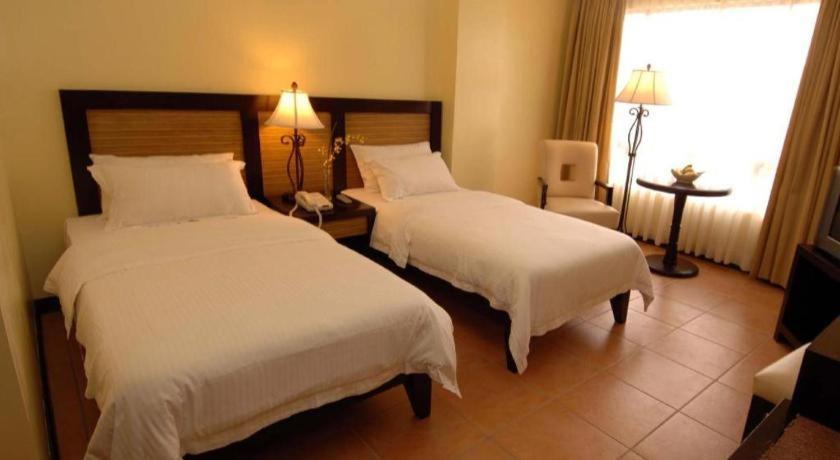Planta Centro Bacolod Hotel & Residences Buitenkant foto